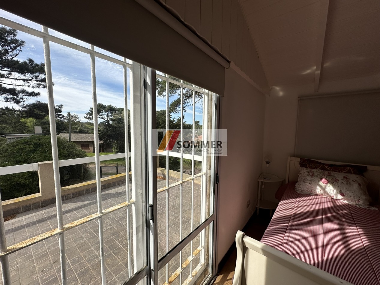 MODERNA CASA EN ESQUINA A METROS DEL CENTRO COMERCIAL GOLF Y DE LA PLAYA