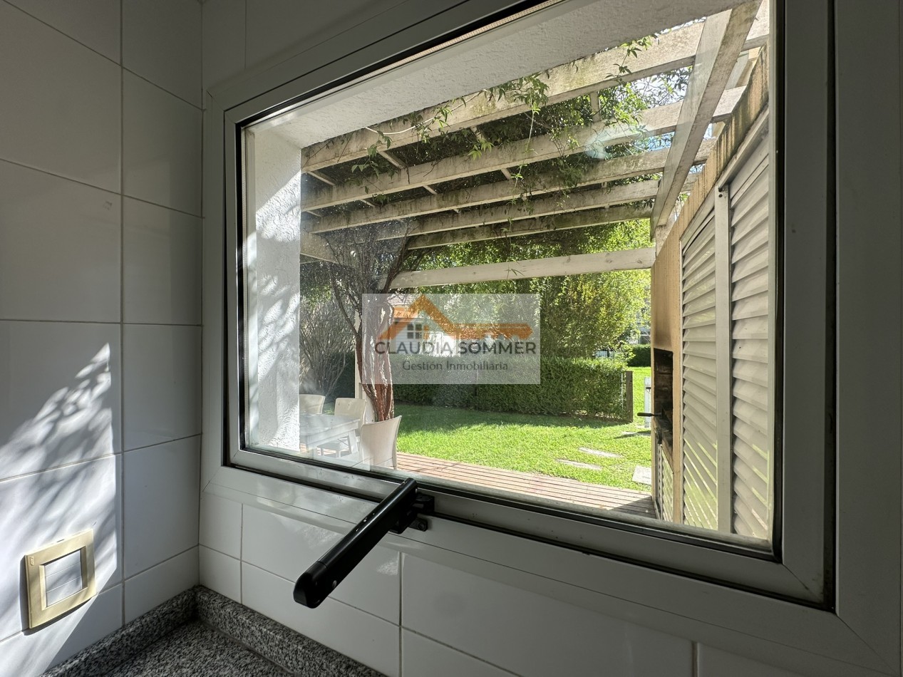 COMPLEJO TRIDENTE: COMODO TRIPLEX CON PATIO, PARRILLA,COCHERA, PARQUE Y PISCINA.