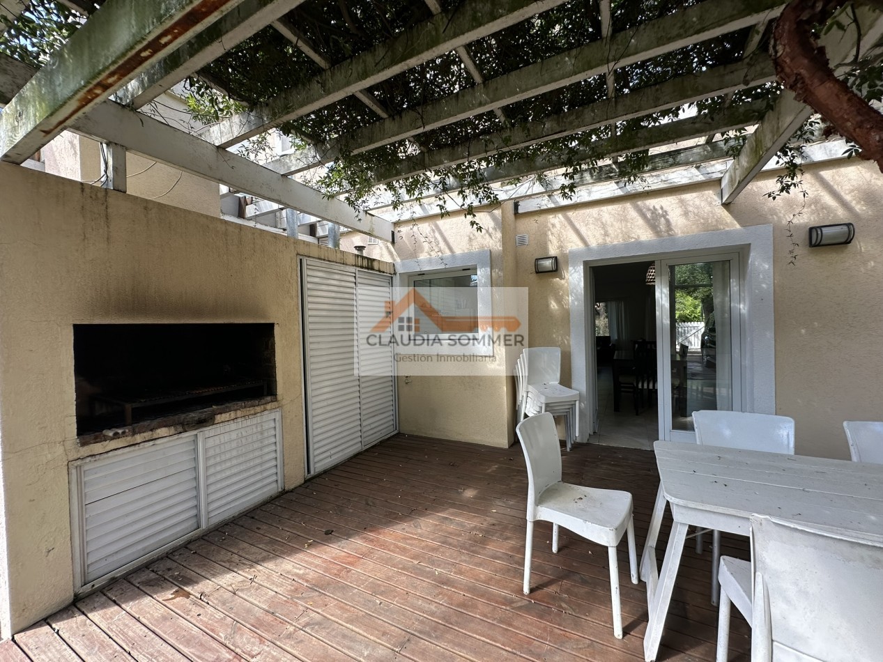 COMPLEJO TRIDENTE: COMODO TRIPLEX CON PATIO, PARRILLA,COCHERA, PARQUE Y PISCINA.