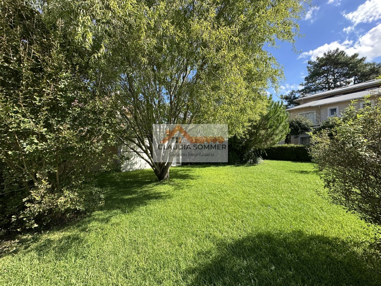 COMPLEJO TRIDENTE: COMODO TRIPLEX CON PATIO, PARRILLA,COCHERA, PARQUE Y PISCINA.