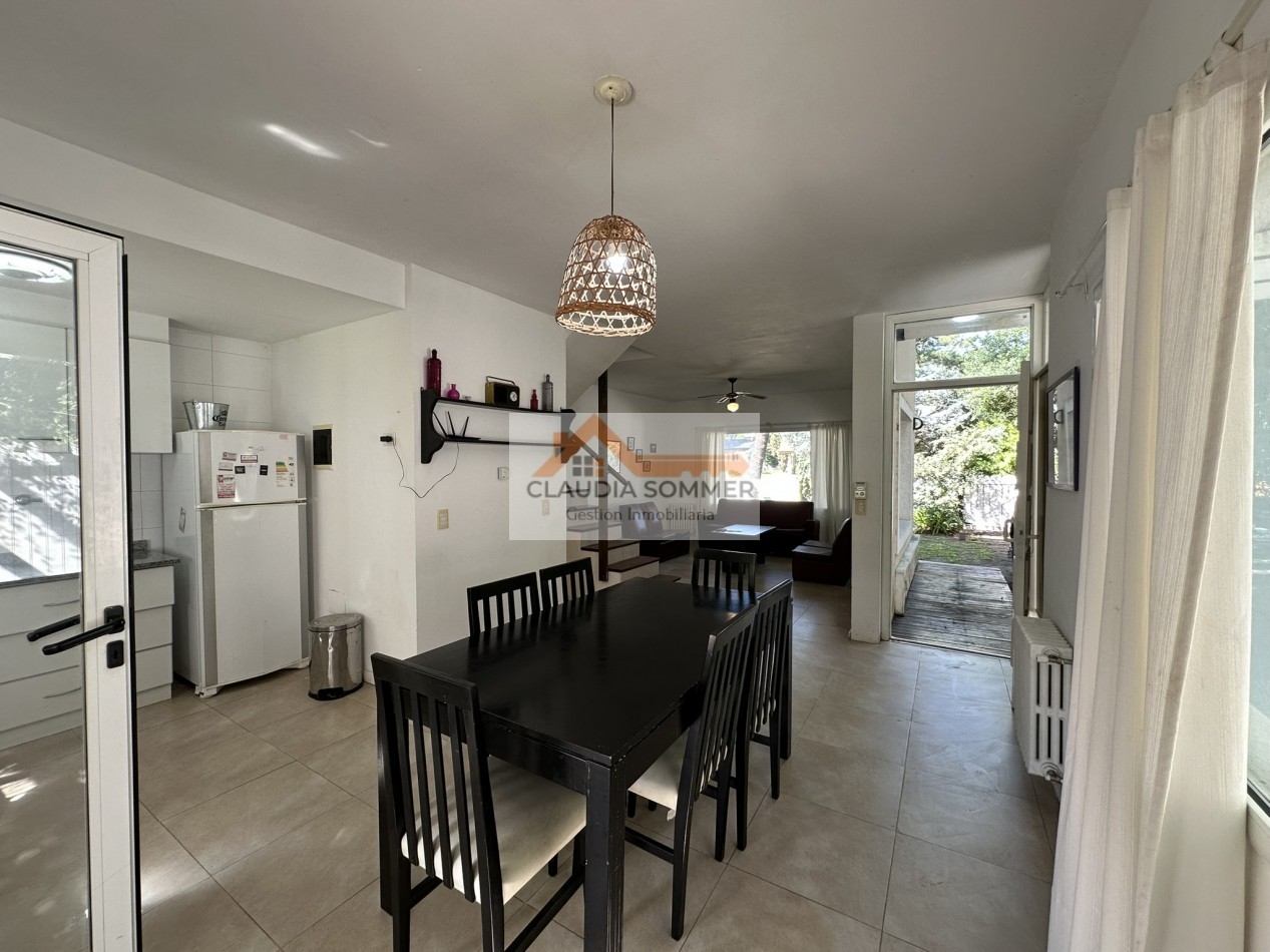 COMPLEJO TRIDENTE: COMODO TRIPLEX CON PATIO, PARRILLA,COCHERA, PARQUE Y PISCINA.