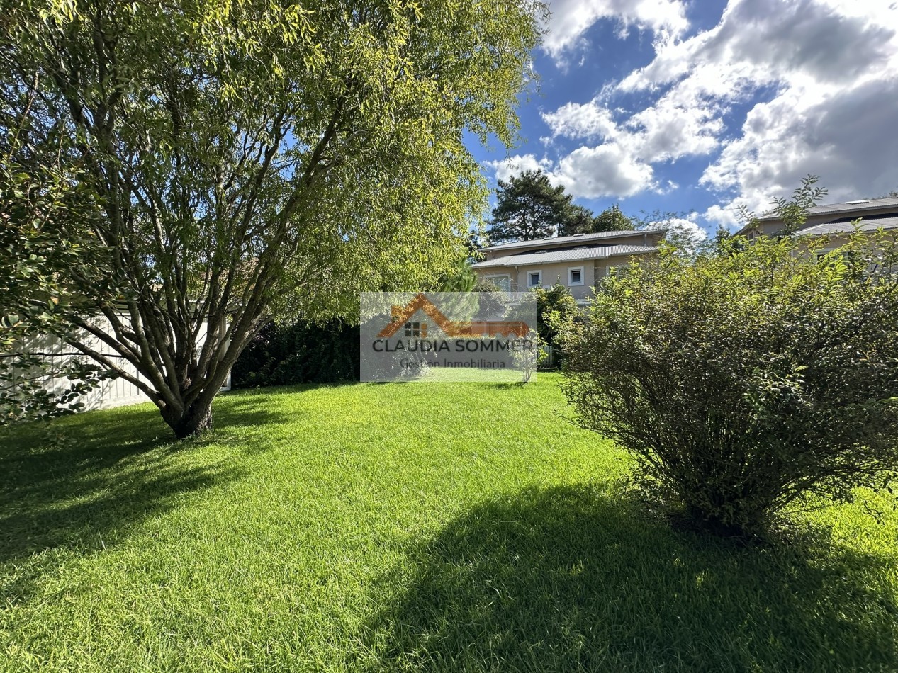 COMPLEJO TRIDENTE: COMODO TRIPLEX CON PATIO, PARRILLA,COCHERA, PARQUE Y PISCINA.