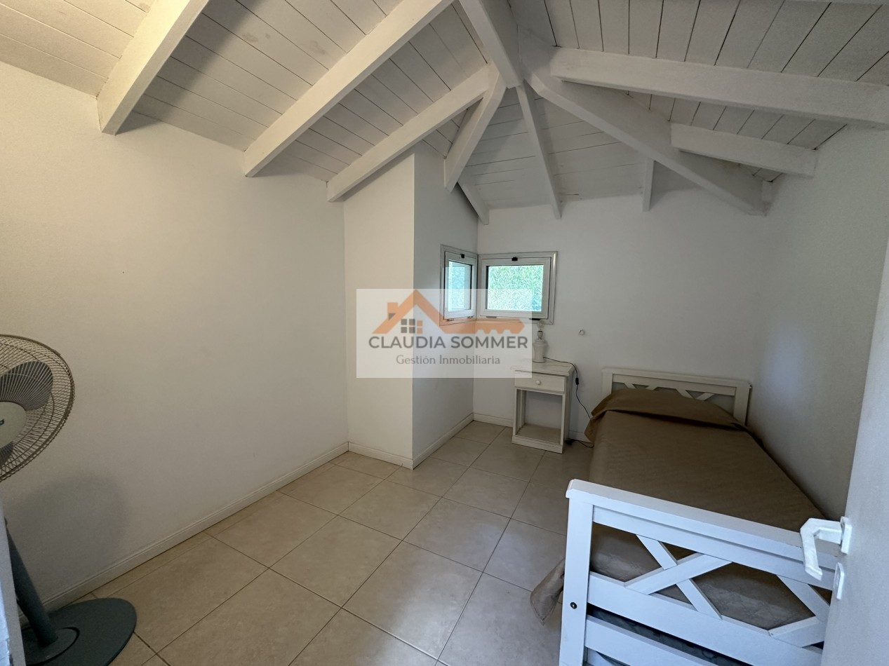 COMPLEJO TRIDENTE: COMODO TRIPLEX CON PATIO, PARRILLA,COCHERA, PARQUE Y PISCINA.