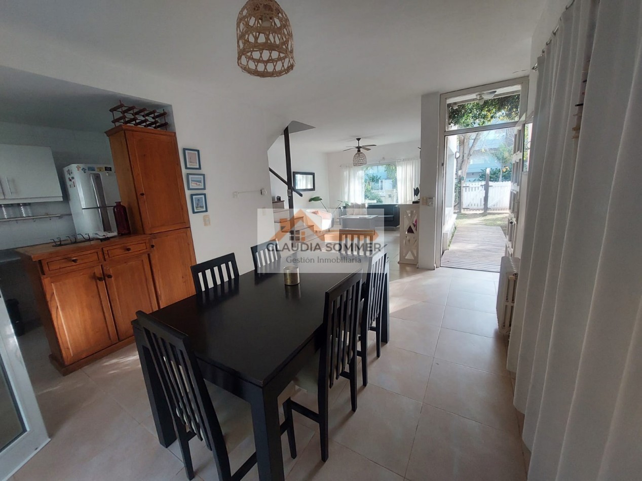 COMPLEJO TRIDENTE: COMODO TRIPLEX  CON PATIO, PARRILLA,COCHERA, PARQUE Y PISCINA.