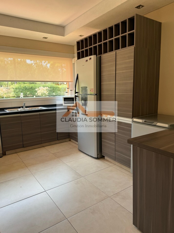 CASA CON PISCINA EN BARRIO PRIVADO