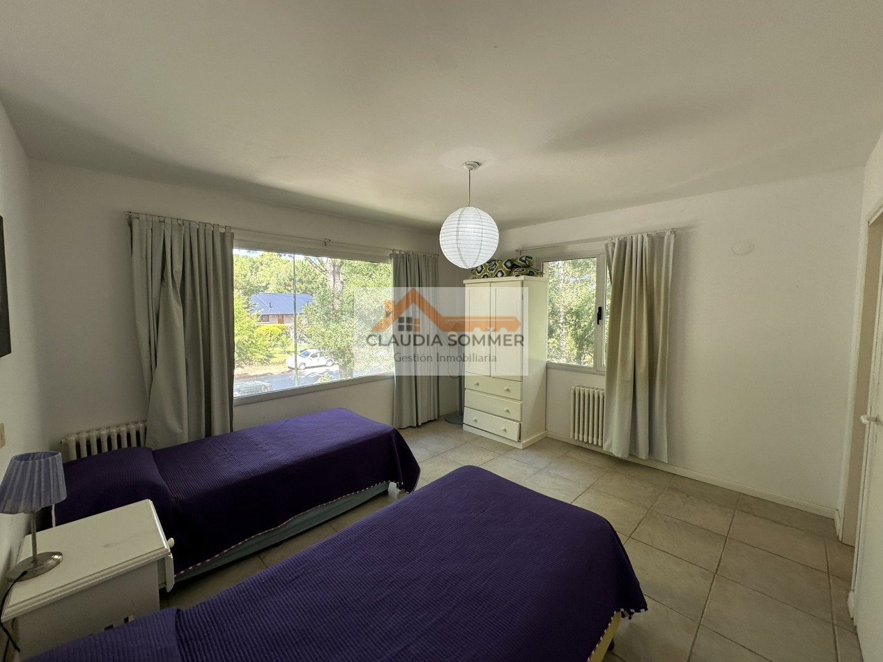 COMPLEJO TRIDENTE: COMODO TRIPLEX CON PATIO, PARRILLA,COCHERA, PARQUE Y PISCINA.