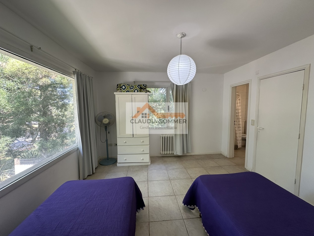 COMPLEJO TRIDENTE: COMODO TRIPLEX CON PATIO, PARRILLA,COCHERA, PARQUE Y PISCINA.