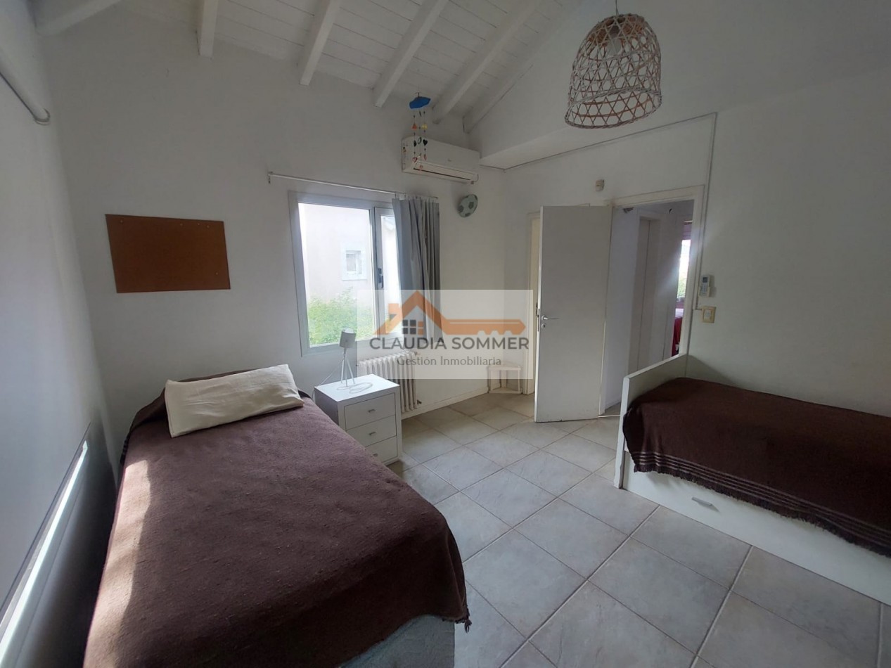 COMPLEJO TRIDENTE: COMODO TRIPLEX  CON PATIO, PARRILLA,COCHERA, PARQUE Y PISCINA.
