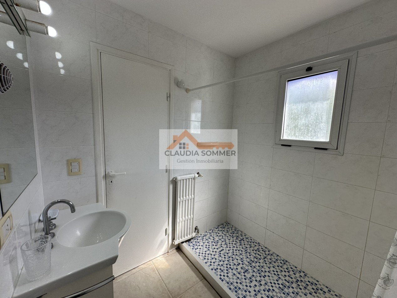 COMPLEJO TRIDENTE: COMODO TRIPLEX CON PATIO, PARRILLA,COCHERA, PARQUE Y PISCINA.