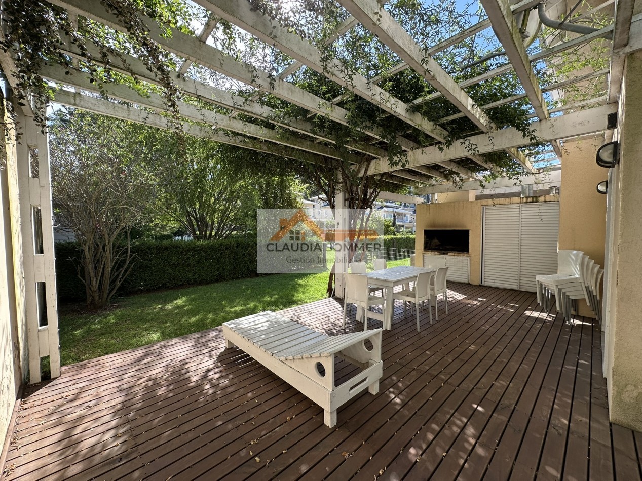 COMPLEJO TRIDENTE: COMODO TRIPLEX CON PATIO, PARRILLA,COCHERA, PARQUE Y PISCINA.