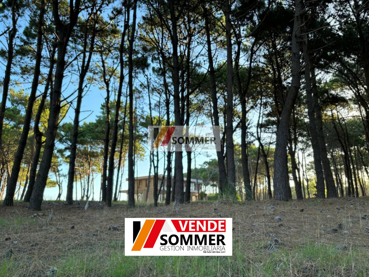EXCELENTE LOTE EN ESQUINA A DOS CUADRAS DEL MAR EN VILLA ROBLES. PERMUTA PARCIAL POR MANO DE OBRA . FINANCIACION