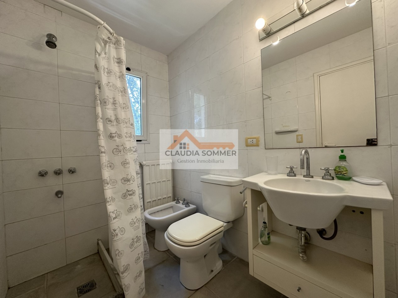 COMPLEJO TRIDENTE: COMODO TRIPLEX CON PATIO, PARRILLA,COCHERA, PARQUE Y PISCINA.