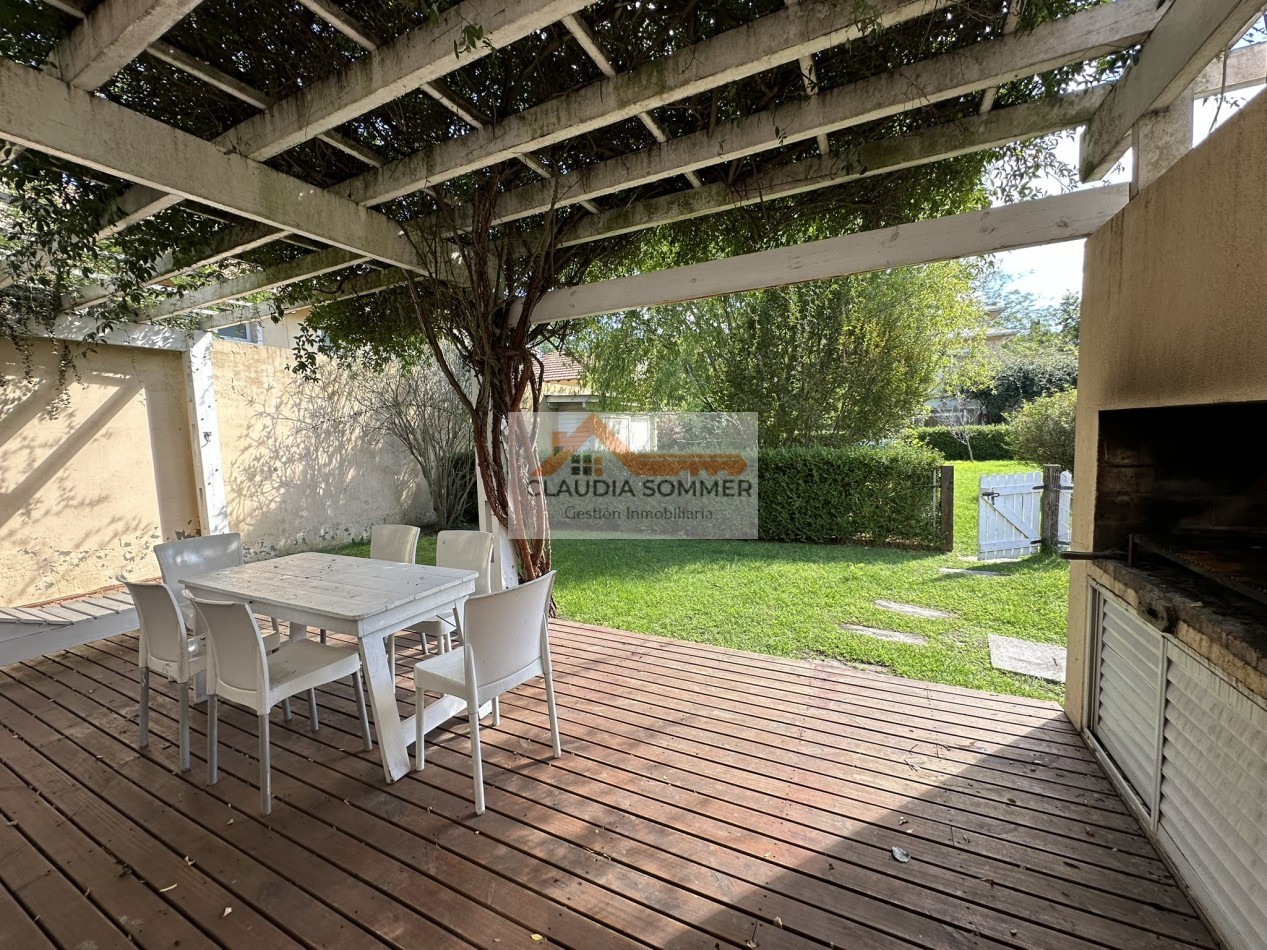 COMPLEJO TRIDENTE: COMODO TRIPLEX CON PATIO, PARRILLA,COCHERA, PARQUE Y PISCINA.