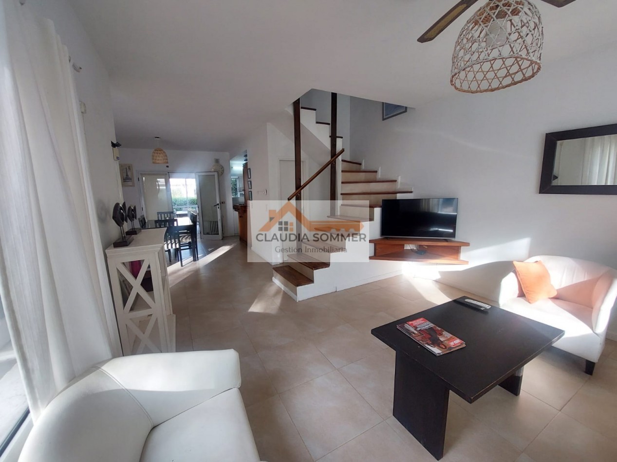 COMPLEJO TRIDENTE: COMODO TRIPLEX  CON PATIO, PARRILLA,COCHERA, PARQUE Y PISCINA.