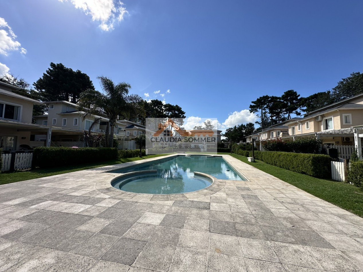 COMPLEJO TRIDENTE: COMODO TRIPLEX CON PATIO, PARRILLA,COCHERA, PARQUE Y PISCINA.