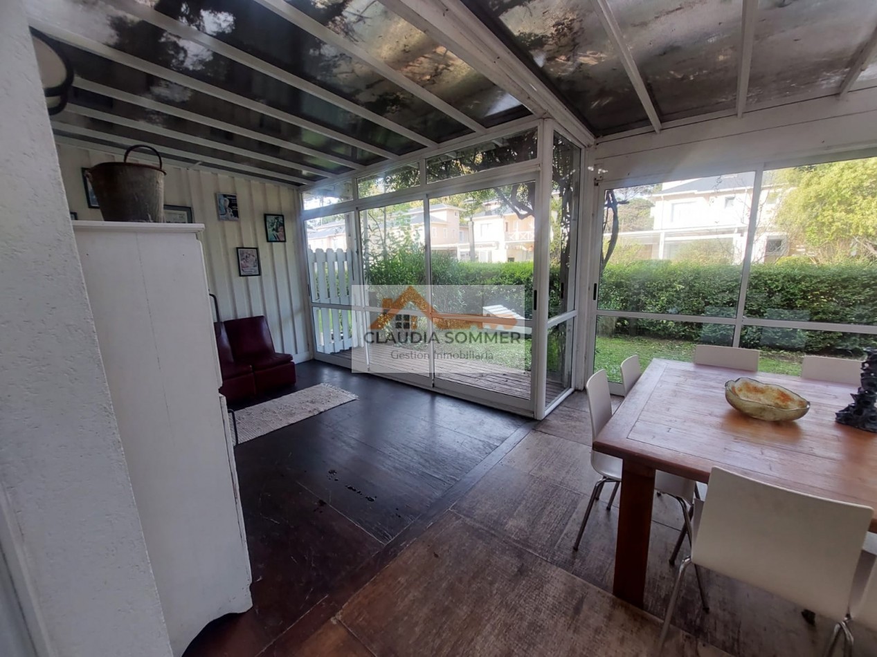 COMPLEJO TRIDENTE: COMODO TRIPLEX  CON PATIO, PARRILLA,COCHERA, PARQUE Y PISCINA.