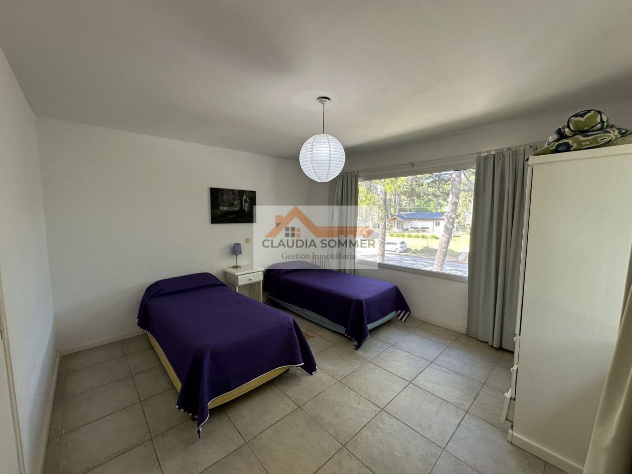COMPLEJO TRIDENTE: COMODO TRIPLEX CON PATIO, PARRILLA,COCHERA, PARQUE Y PISCINA.