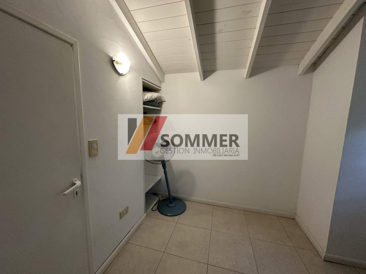 COMPLEJO TRIDENTE: COMODO TRIPLEX TIPO CASA CON PATIO, PARRILLA,COCHERA, PARQUE Y PISCINA.