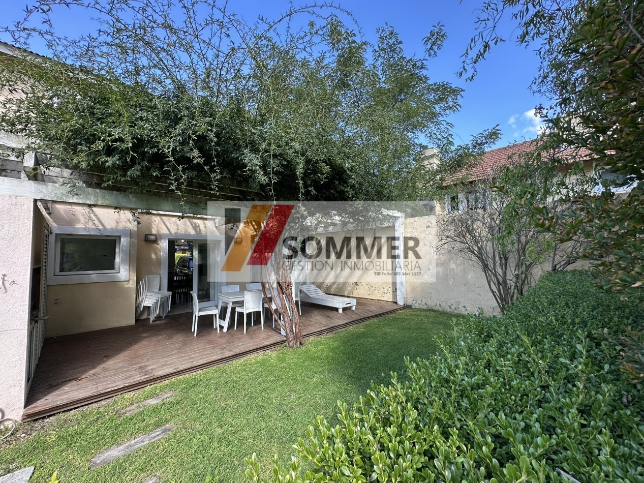 COMPLEJO TRIDENTE: COMODO TRIPLEX TIPO CASA CON PATIO, PARRILLA,COCHERA, PARQUE Y PISCINA.