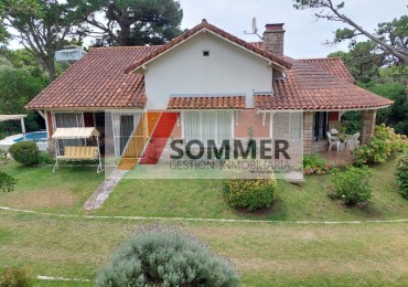 CASA TRADICIONAL CON PISCINA A DOS CUADRAS DEL MAR- Pinamar Sur-