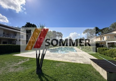 COMPLEJO TRIDENTE: COMODO TRIPLEX TIPO CASA CON PATIO, PARRILLA,COCHERA, PARQUE Y PISCINA.