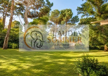 Lote de 912 m² con quincho de 3 ambientes en Carilo