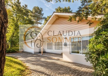 Casa de 4 ambientes en Cul de Sac con 3 suites, gas natural y doble cochera cubierta en Carilo
