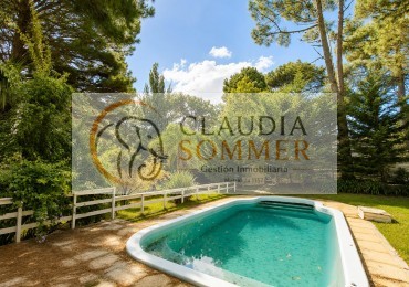 Lote parquizado de 916 m² con piscina.
